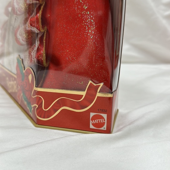 Happy Holidays Barbie - Picture 2 of 9